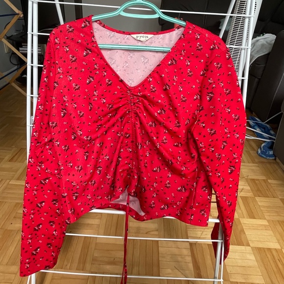 Red shirt with adjustable cover - Picture 3 of 4